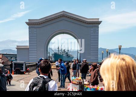 Blick auf den Pier 43 Ferry Arch mit der SS Jeremiah O’Brien im Hintergrund Stockfoto