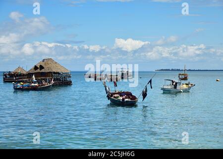 Sansibar, Tansania - 7. Oktober 2019: Fischerboote und andere Schiffe im Hafen von Stone Town, Sansibar, Afrika Stockfoto