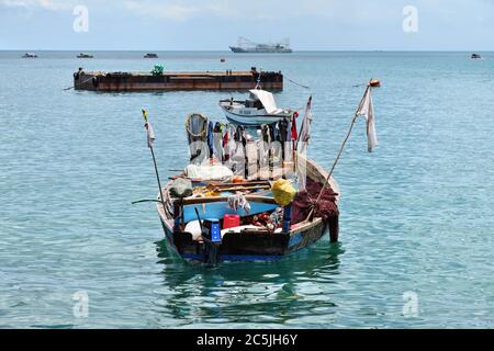 Sansibar, Tansania - 7. Oktober 2019: Fischerboote und andere Schiffe im Hafen von Stone Town, Sansibar, Afrika Stockfoto