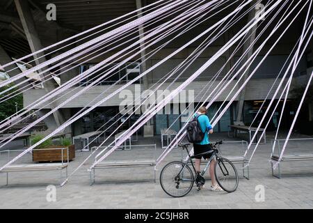 National Theatre, Southbank, London, Großbritannien. Juli 2020. Coronavirus: Das Nationaltheater ist in rosa Klebeband gehüllt, 'Missing Live Theatre' Teil einer Kampagne zur Unterstützung von Live-Theater. Kredit: Matthew Chattle/Alamy Live Nachrichten Stockfoto