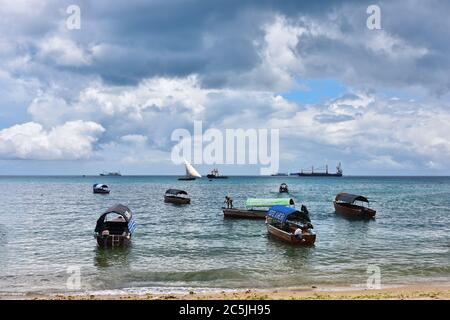 Sansibar, Tansania - 7. Oktober 2019: Dhow-Segelboot und andere Schiffe im Hafen von Stone Town, Sansibar, Afrika Stockfoto