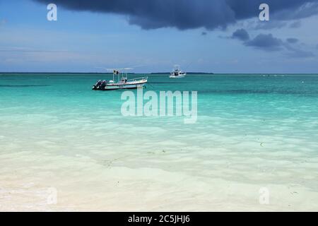 Kendwa, Sansibar - 4. Oktober 2019: Motorboote im Wasser des Indischen Ozeans, Kendwa Strand, Tansania, Afrika Stockfoto