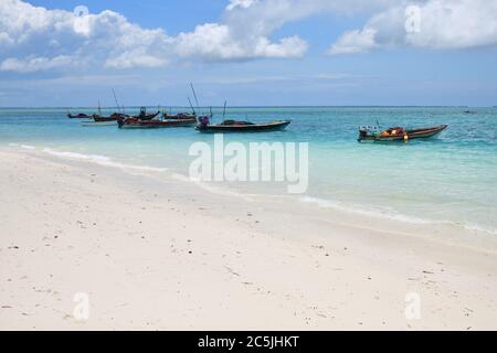 Sansibar, Tansania - 4. Oktober 2019: Fischerboote im Indischen Ozean in Strandnähe, Sansibar, Tansania, Afrika Stockfoto