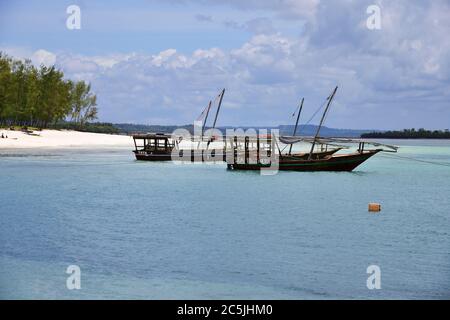 Kendwa, Sansibar - 4. Oktober 2019: Fischerboote am Kendwa Strand bei Ebbe. Tansania, Afrika Stockfoto