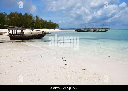 Kendwa, Sansibar - 4. Oktober 2019: Fischerboote am Kendwa Strand bei Ebbe. Tansania, Afrika Stockfoto