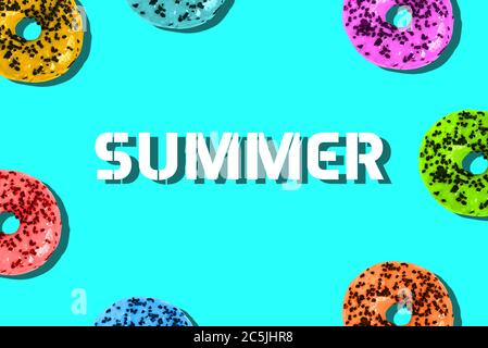 Bunte Donuts auf farbigem Hintergrund und Sommertext. Minimaler Sommer-Template Stockfoto
