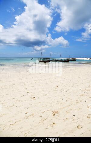 Kendwa, Sansibar - 4. Oktober 2019: Fischerboote am Kendwa Strand bei Ebbe. Tansania, Afrika Stockfoto