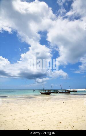 Kendwa, Sansibar - 4. Oktober 2019: Fischerboote am Kendwa Strand bei Ebbe. Tansania, Afrika Stockfoto