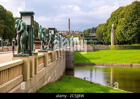 Oslo, Ostlandet / Norwegen - 2019/08/30: Panoramablick auf den Vigeland Park Open Air Kunstausstellung Bereich - Vigelandsparken - innerhalb Frogner Park Komplex Stockfoto