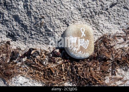 Hiddensee, Deutschland. Juni 2020. Am Strand befindet sich ein Stein mit der Aufschrift Urlaub. Quelle: Stephan Schulz/dpa-Zentralbild/ZB/dpa/Alamy Live News Stockfoto