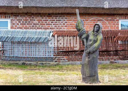 Neuendorf, Deutschland. Juni 2020. Vor dem Fischermuseum Hiddensee befindet sich ein Holzfischer. Das Museum befindet sich am Eingang zu Neuendorf im ehemaligen Wehrhaus Lütt Partie, das von Fischern entworfen und eingerichtet wurde. Quelle: Stephan Schulz/dpa-Zentralbild/ZB/dpa/Alamy Live News Stockfoto