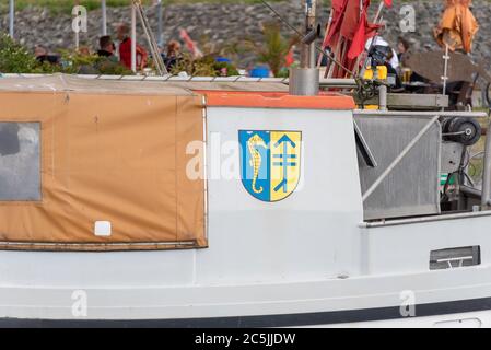 Hiddensee, Deutschland. Juni 2020. Die Flagge von Hiddensee ist auf einem Fischerboot zu sehen. Quelle: Stephan Schulz/dpa-Zentralbild/ZB/dpa/Alamy Live News Stockfoto