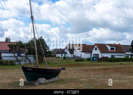 Neuendorf, Deutschland. Juni 2020. Hinter dem Fischermuseum Hiddensee befindet sich ein altes Fischerboot. Das Museum befindet sich am Eingang zu Neuendorf im ehemaligen Wehrhaus Lütt Partie, das von Fischern entworfen und eingerichtet wurde. Quelle: Stephan Schulz/dpa-Zentralbild/ZB/dpa/Alamy Live News Stockfoto