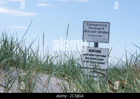 Hiddensee, Deutschland. Juni 2020. Auf einer künstlich erhöhten Düne gibt es ein Warnschild: 'Bitte nicht betreten - Unfallgefahr!'. Quelle: Stephan Schulz/dpa-Zentralbild/ZB/dpa/Alamy Live News Stockfoto