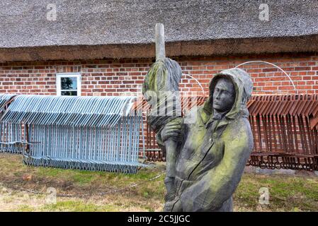 Neuendorf, Deutschland. Juni 2020. Vor dem Fischermuseum Hiddensee befindet sich ein Holzfischer. Das Museum befindet sich am Eingang zu Neuendorf im ehemaligen Wehrhaus Lütt Partie, das von Fischern entworfen und eingerichtet wurde. Quelle: Stephan Schulz/dpa-Zentralbild/ZB/dpa/Alamy Live News Stockfoto