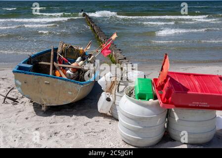 Hiddensee, Deutschland. Juni 2020. Ein kleines Fischerboot liegt am Strand von Hiddensee. Quelle: Stephan Schulz/dpa-Zentralbild/ZB/dpa/Alamy Live News Stockfoto