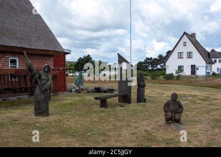 Neuendorf, Deutschland. Juni 2020. Vor dem Fischermuseum Hiddensee befindet sich ein Holzfischer. Das Museum befindet sich am Eingang zu Neuendorf im ehemaligen Wehrhaus Lütt Partie, das von Fischern entworfen und eingerichtet wurde. Quelle: Stephan Schulz/dpa-Zentralbild/ZB/dpa/Alamy Live News Stockfoto