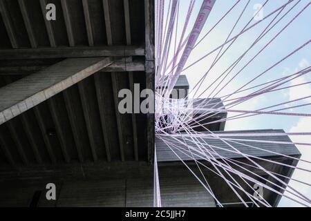 National Theatre, Southbank, London, Großbritannien. Juli 2020. Coronavirus: Das Nationaltheater ist in rosa Klebeband gehüllt, 'Missing Live Theatre' Teil einer Kampagne zur Unterstützung von Live-Theater. Kredit: Matthew Chattle/Alamy Live Nachrichten Stockfoto