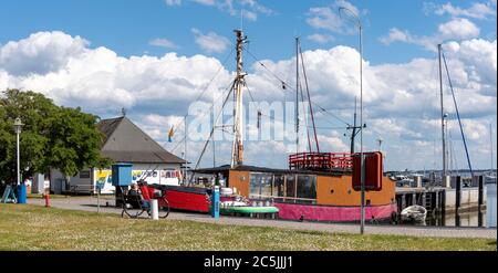 Neuendorf, Deutschland. Juni 2020. Blick in den Hafen des Fischerdorfes Kloster. Quelle: Stephan Schulz/dpa-Zentralbild/ZB/dpa/Alamy Live News Stockfoto