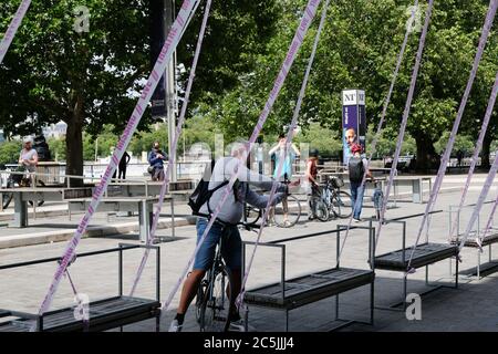 National Theatre, Southbank, London, Großbritannien. Juli 2020. Coronavirus: Das Nationaltheater ist in rosa Klebeband gehüllt, 'Missing Live Theatre' Teil einer Kampagne zur Unterstützung von Live-Theater. Kredit: Matthew Chattle/Alamy Live Nachrichten Stockfoto