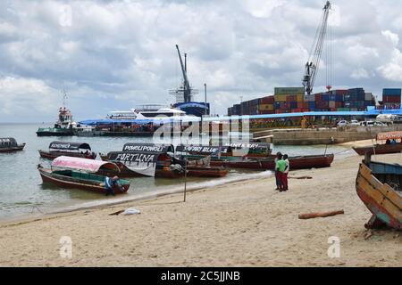 Stone Town Sansibar, Tansania - 7. Oktober 2019: Blick auf den Cargohafen von Stone Town von der Uferpromenade aus. Tansania, Afrika Stockfoto