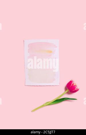 Eine Grußkarte mit einem Ort für Text und einer Tulpe für Muttertag, Valentinstag, Hochzeit oder Jubiläum. Stockfoto