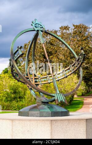 Oslo, Ostlandet / Norwegen - 2019/08/30: Die Sonnenuhr im Vigeland Park Open Air Kunstinstallationsausstellung von Gustav Vigeland, Vigelandsparken Stockfoto