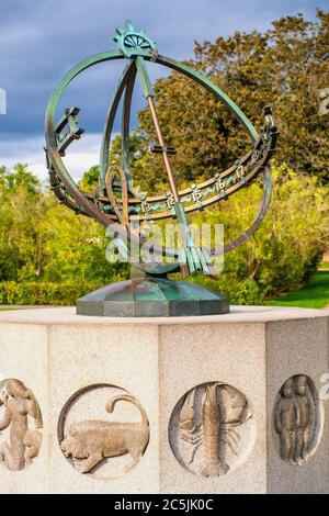 Oslo, Ostlandet / Norwegen - 2019/08/30: Die Sonnenuhr im Vigeland Park Open Air Kunstinstallationsausstellung von Gustav Vigeland, Vigelandsparken Stockfoto