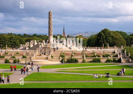 Oslo, Ostlandet / Norwegen - 2019/08/30: Panoramablick auf die Monolith-Skulptur, Monolitten, im Vigeland Park Open Air Kunstausstellung - Vigelandsparke Stockfoto