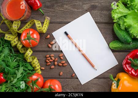 Glas Tomatensaft mit Gemüse und Maßband auf dem Tisch close-up Stockfoto