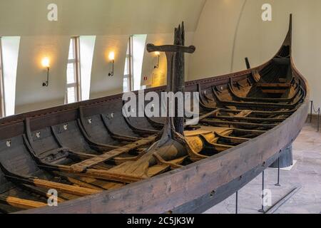 Oslo, Ostlandet / Norwegen - 2019/08/31: Gokstad Schiff ausgegraben von Schiff Grabstätte archäologische Stätte, ausgestellt im Wikinger Schiff Museum auf Bygdoy Halbinsel Stockfoto