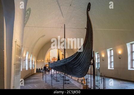Oslo, Ostlandet / Norwegen - 2019/08/31: Oseberg Schiff ausgegraben von Schiff Grab archäologischen Stätte, ausgestellt im Wikinger Schiff Museum auf Bygdoy Halbinsel Stockfoto