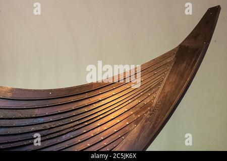 Oslo, Ostlandet / Norwegen - 2019/08/31: Gokstad Schiff ausgegraben von Schiff Grabstätte archäologische Stätte, ausgestellt im Wikinger Schiff Museum auf Bygdoy Halbinsel Stockfoto