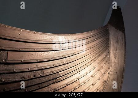 Oslo, Ostlandet / Norwegen - 2019/08/31: Gokstad Schiff ausgegraben von Schiff Grabstätte archäologische Stätte, ausgestellt im Wikinger Schiff Museum auf Bygdoy Halbinsel Stockfoto