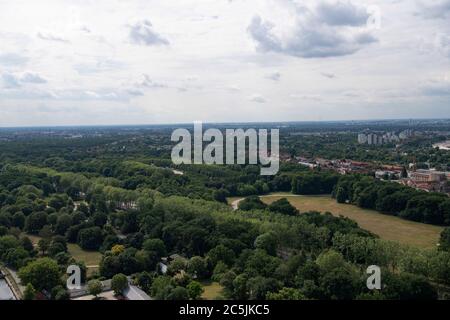 Berlin, Deutschland. Juli 2020. Blick vom Dach des Treptowers auf den Treptower Park. Quelle: Paul Zinken/dpa/ZB/dpa/Alamy Live News Stockfoto