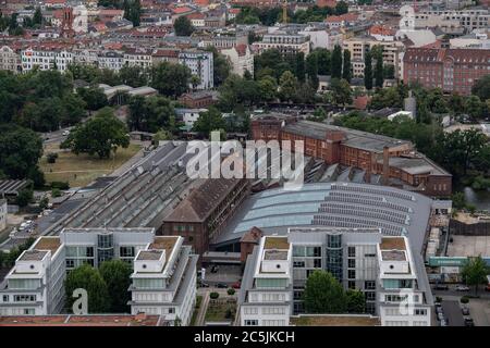 Berlin, Deutschland. Juli 2020. Blick vom Dach des Treptowers auf die Arena Quelle: Paul Zinken/dpa/ZB/dpa/Alamy Live News Stockfoto