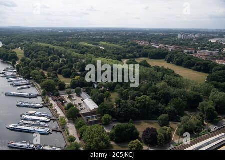 Berlin, Deutschland. Juli 2020. Blick vom Dach des Treptowers auf den Treptower Park. Quelle: Paul Zinken/dpa/ZB/dpa/Alamy Live News Stockfoto