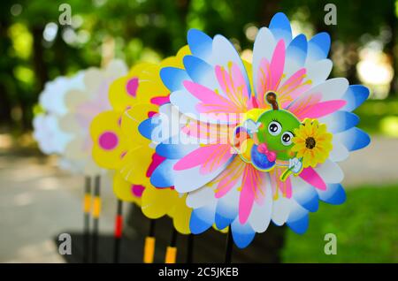 Viele bunte Pinwheels in einer Reihe, ilustriert und dekoriert Stockfoto