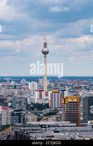 Berlin, Deutschland. Juli 2020. Blick vom Dach des Treptowers auf den Fernsehturm. Quelle: Paul Zinken/dpa/ZB/dpa/Alamy Live News Stockfoto