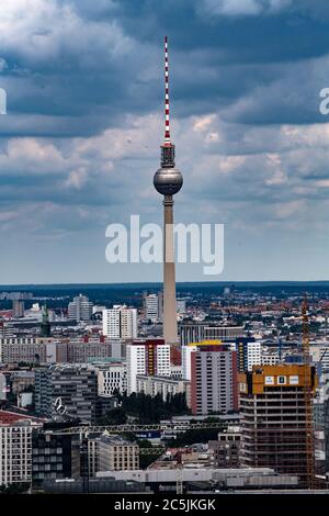 Berlin, Deutschland. Juli 2020. Blick vom Dach des Treptowers auf den Fernsehturm. Quelle: Paul Zinken/dpa/ZB/dpa/Alamy Live News Stockfoto