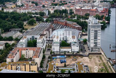 Berlin, Deutschland. Juli 2020. Blick vom Dach des Treptowers auf die Arena Quelle: Paul Zinken/dpa/ZB/dpa/Alamy Live News Stockfoto