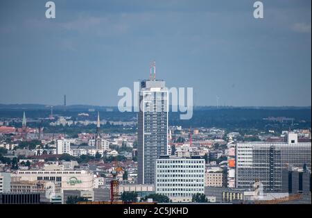 Berlin, Deutschland. Juli 2020. Blick vom Dach des Treptowers auf das Park Inn am Alexanderplatz. Quelle: Paul Zinken/dpa/ZB/dpa/Alamy Live News Stockfoto
