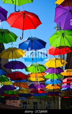 Straße Dekoration, viele bunte Sonnenschirme in der Luft, Belgrad, Serbien Stockfoto
