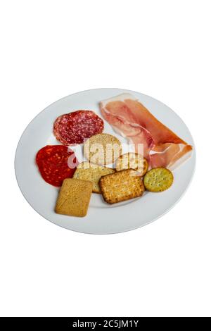 Teller mit Fleisch und gesalzenen Keksen Stockfoto