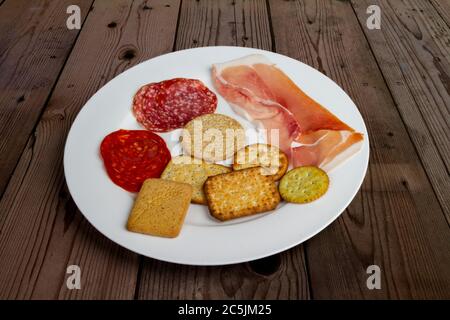 Teller mit Fleisch und gesalzenen Keksen Stockfoto