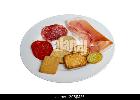 Teller mit Fleisch und gesalzenen Keksen Stockfoto