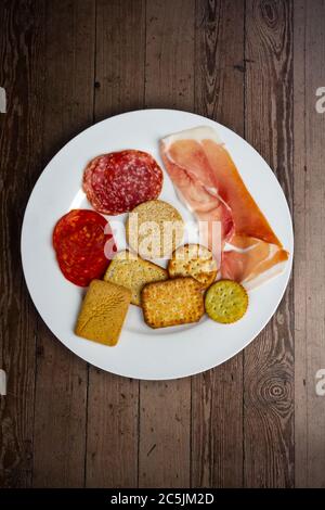 Teller mit Fleisch und gesalzenen Keksen Stockfoto