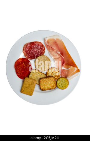 Teller mit Fleisch und gesalzenen Keksen Stockfoto
