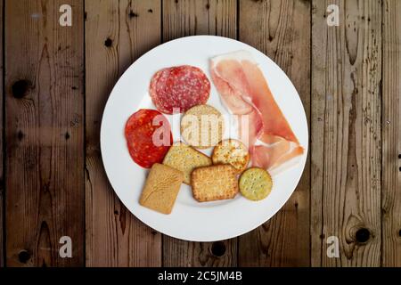 Teller mit Fleisch und gesalzenen Keksen Stockfoto