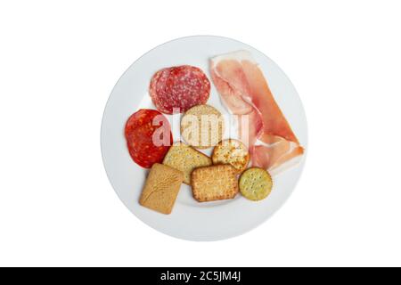 Teller mit Fleisch und gesalzenen Keksen Stockfoto